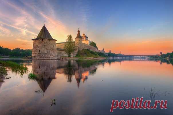 Рассвет над Псковским кремлем (Кромом). Автор фото – Tatiana Grinfeld. Доброе утро!