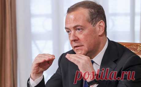 Медведев описал «политический паноптикум» и ощутил скорый апокалипсис. Зампред Совбеза Дмитрий Медведев назвал западных политиков паноптикумом, в котором есть «сериальные клоуны» и «слабеющие с каждым днем деды», и раскритиковал их в своем телеграм-канале.