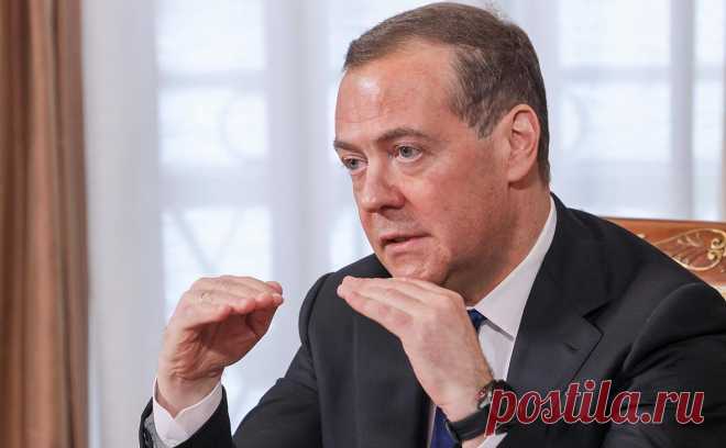 Медведев описал «политический паноптикум» и ощутил скорый апокалипсис. Зампред Совбеза Дмитрий Медведев назвал западных политиков паноптикумом, в котором есть «сериальные клоуны» и «слабеющие с каждым днем деды», и раскритиковал их в своем телеграм-канале.