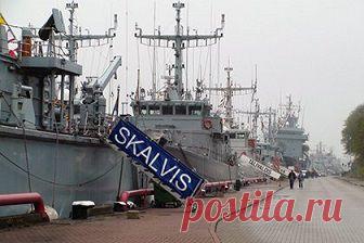 Писающие мальчики. Учения войск  в Латвии.