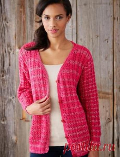 Кардиган спицами V-образным вырезом и полосатым ажуром на knitweek.ru
