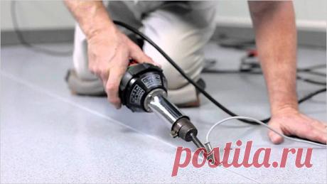 Как склеить линолеум 

Сегодня линолеум выпускается самых разных размеров. Встречаются даже рулоны высотой в пять метров. Однако иногда все-таки возникает необходимость провести склейку кусков материала. Причины могут быть разные, как и варианты соединения. 

Горячая склейка линолеума 

Существует несколько способов соединить куски линолеума. Самый первый метод, который был в ходу в советские времена, претерпел изменения и не создает больше таких уродливых швов, как раньше...