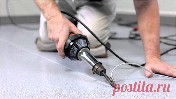 Как склеить линолеум 

Сегодня линолеум выпускается самых разных размеров. Встречаются даже рулоны высотой в пять метров. Однако иногда все-таки возникает необходимость провести склейку кусков материала. Причины могут быть разные, как и варианты соединения. 

Горячая склейка линолеума 

Существует несколько способов соединить куски линолеума. Самый первый метод, который был в ходу в советские времена, претерпел изменения и не создает больше таких уродливых швов, как раньше...