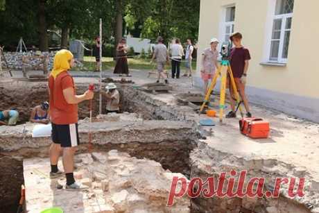В Великом Новгороде нашли средневековый подвал с монетами и перстнем со львом. В Великом Новгороде, на территории Владычного двора в Кремле, археологи провели раскопки и смогли отыскать подвал палаты архиепископа Василия Калики XII-XIII века. Участие в экспедиции принимали волонтеры СПбГУ. Наиболее интересными находками стали, по мнению специалистов, средневековые монеты и перстень со львом.