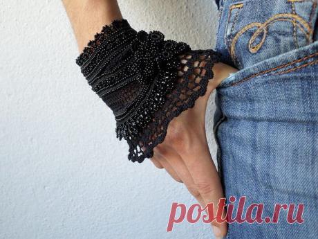 Black beaded crochet bracelet - Scabiosa Atropurpurea: bracelet with beaded flowers and black crochet lace | Flickr - Photo Sharing!
