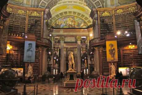 ВЕНА, АВСТРИЯ Österreichische Nationalbibliothek (Австрийская Национальная Библиотека) Посетители могут посетить множество специальных коллекций в дополнение к основным залам, которые включают гравюры, карты, папирусы, портреты, музыку и театр. Но великолепная библиотека сама по себе является центром внимания. Среди выставок два изысканных венецианских шара в стиле барокко - один для Земли и один для неба, каждый диаметром более одного метра.