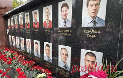 Панихида по погибшим 10 лет назад хоккеистам "Локомотива" прошла в Ярославле. В траурных мероприятиях приняли участие губернатор Ярославской области Дмитрий Миронов, первая женщина-космонавт Валентина Терешкова и президент Континентальной хоккейной лиги Алексей Морозов