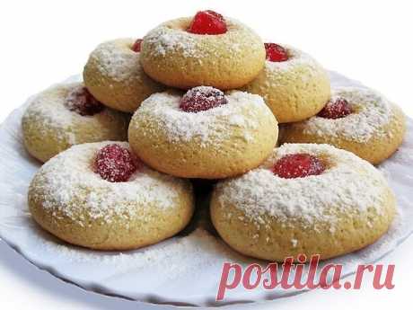 7 РЕЦЕПТОВ ВКУСНОГО ДЕТСКОГО ПЕЧЕНЬЯ
 1. Печенье "МГНОВЕНИЕ"
Это печенье из разряда "Быстро и вкусно!"
Понадобится:
1,5 стакана муки
50 г сл. масла
0,75 стакана сахара
0,5 ч.ложки разрыхлителя
1 ч.ложка ванилина
1 яйцо
3 ст. ложки молока
вишня
Взбить масло с сахаром и ванильным сахаром.
Добавить яйцо и молоко. Хорошо перемешать.
Добавить просеянную муку и разрыхлитель,
вымесить тесто. Я добавила примерно 2,5 стакана муки и замесила крутое тесто, чтобы печенья не расп...