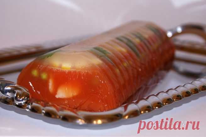 Заливное из белой рыбы с томатным соком.