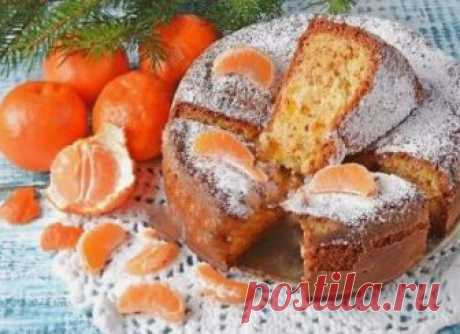 Шарлотка с мандаринами Пироги из бисквитного теста с кусочками свежих фруктов и ягодами нравятся почти всем. Яблочную и грушевую шарлотку делают многие из наших соотечественников. Осенью, когда собирается урожай фруктов, эт…