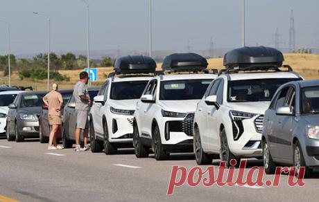 Перед Крымским мостом скопилось более 1,6 тыс. авто после 11-часового перекрытия. Время ожидания составляет более двух часов