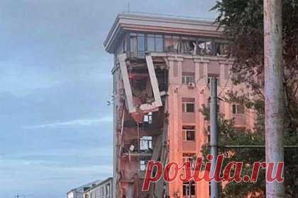 Стало известно об уничтожении здания СБУ в Днепропетровске. Здание Службы безопасности Украины (СБУ) в Днепропетровске уничтожено ракетным ударом. Об этом сообщает канал «Операция Z: Военкоры Русской весны». Как стало известно, также повреждено многоэтажное здание. Предполагается, что это произошло от удара ракеты противовоздушной обороны (ПВО) Украины.