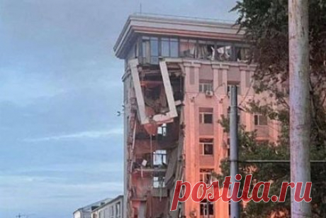 Стало известно об уничтожении здания СБУ в Днепропетровске. Здание Службы безопасности Украины (СБУ) в Днепропетровске уничтожено ракетным ударом. Об этом сообщает канал «Операция Z: Военкоры Русской весны». Как стало известно, также повреждено многоэтажное здание. Предполагается, что это произошло от удара ракеты противовоздушной обороны (ПВО) Украины.