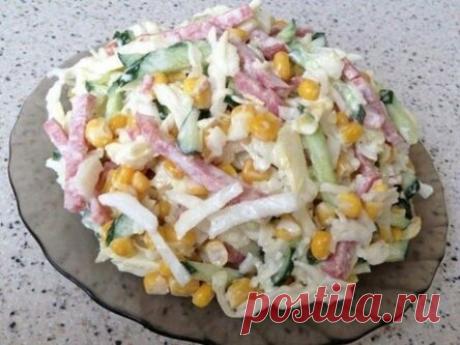 Салат с копченой колбасой и огурцами, заправленный легкой пикантной заправкой. Интересный салатик!