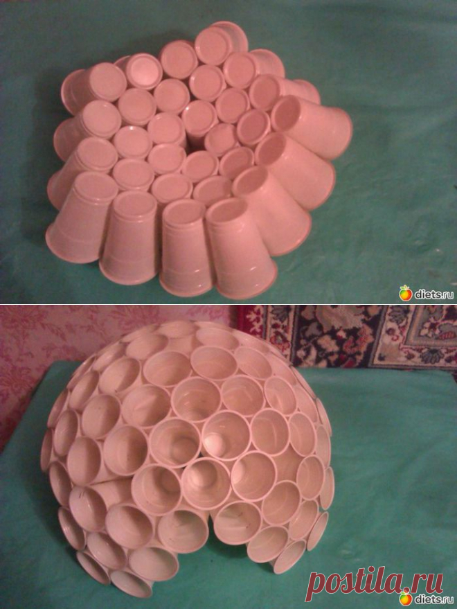 Огромный новогодний елочный шар из пластиковых стаканчиков.