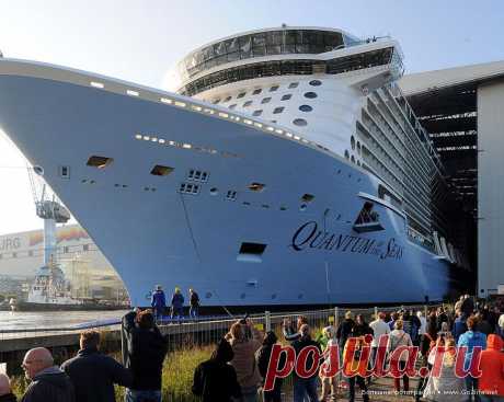 13 фотографий величественного чуда конструкторской мысли. Quantum of the Seas – третий по величине в мире. Длина этого судна примерно равна протяженности трех футбольных полей, семидесяти семи Ford Focus или ста шестидесяти одного Шакила 0'Нила. Скачать большую картинку с мельчайшими деталями лайнера.