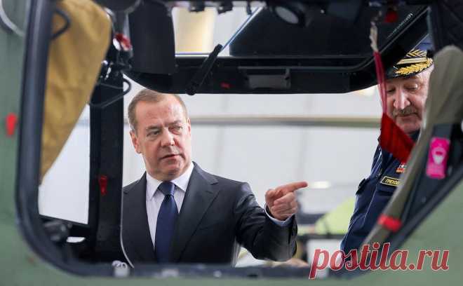 Медведев словами «ритмично и по плану» оценил выполнение гособоронзаказа. Гособоронзаказ исполняется с некоторыми шероховатостями, но в целом поставки идут «ритмично и по плану», сообщил журналистам заместитель председателя Совбеза России Дмитрий Медведев.