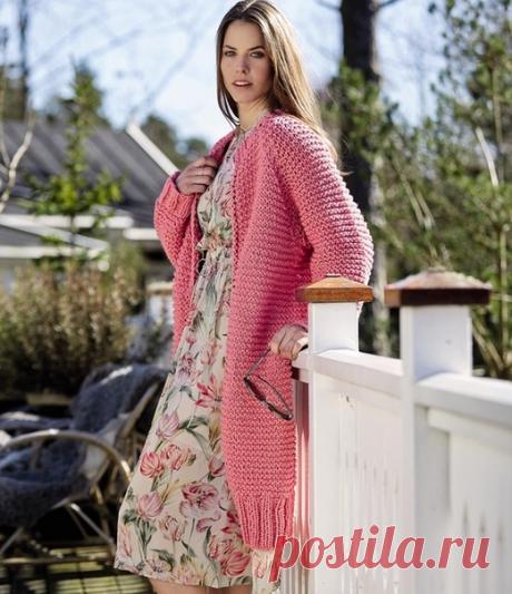 ВЯЗАНЫЙ КАРДИГАН СПИЦАМИ С ШИРОКОЙ РЕЗИНКОЙ

Толстые пряжа и спицы делают работу над этим кардиганом быстрой и несложной.

РАЗМЕРЫ
S (M) L (XL)

ШИРИНА ИЗДЕЛИЯ ПО ОБХВАТУ ГРУДИ
108 (112) (117) 121 см

ДЛИНА ИЗДЕЛИЯ (В НОСКЕ)
Примерно 93 (95) 97 (99) см

ВАМ ПОТРЕБУЕТСЯ
Пряжа (100% хлопка; 75 г/38 м) – 12 (12) 13 (14) мотков розовой; прямые спицы № 8 и 10; круговые спицы № 8 и 10 длиной 80 или 100 см.

УЗОРЫ
ПЛАТОЧНАЯ ВЯЗКА

Все петли во всех рядах вязать лицевыми.

РЕЗИНКА...