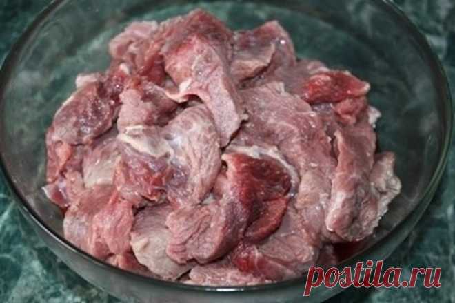 Блюдо из серии «легко, быстро, вкусно». Высший пилотаж 


Для этого элементарного блюда нам понадобится:









 
Источник:
картошкамясо (свинина или говядина)луксырчеснокмайонезпетрушкасоль, перецКоличество продуктов не пишу, тут абсолютно это не важно…