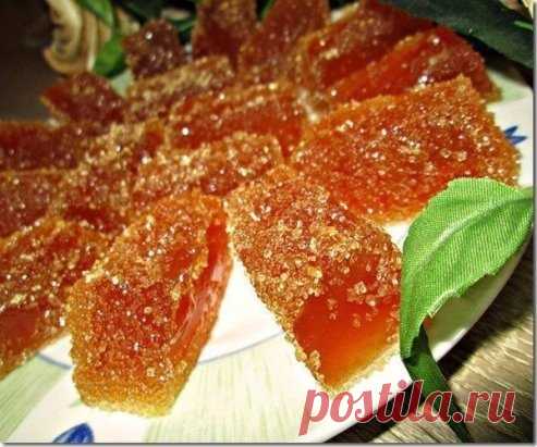 ФРУКТОВЫЙ МАРМЕЛАД
Не хлопотный, но очень вкусный рецепт! Порадуйте себя и близких натуральной вкусняшкой!))
Ингредиенты:
Фруктовый сок - 100 мл (у меня ананасовый+ 2 ст.л сиропа от клубничного варенья )
Вода - 100 мл
Сахар - 200 г (100 гр коричневого+100 гр белого)
Желатин - 20 г
Приготовление:
Желатин залить соком и оставить для набухания на 30 минут
Сахар залить водой, довести до кипения и держать 3 мин, постоянно помешивая.
Снять с огня и сразу добавить набухший желатин. Мешать до полно