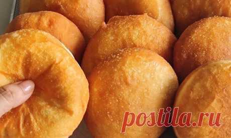 Невероятно пышные, почти как настоящие пончики пирожки с вкусной, необычной начинкой, получаются далеко не всех и всегда с первого раза. Покажем как это исправить: хитрость здесь в тесте. При правильном рецепте оно получится легким, как облако: в нем сочетаются и аппетитная корочка, и воздушность. 

Ингредиенты для теста: 
мука 1 кг 
молоко 300 мл 
вода 200 мл 
сливочное масло 70 г 
сахар 1 с.л 
соль 1.5 ч.л 
дрожжи 1 с.л 
яйцо 1 шт 
Для начинки: 
картофель 3 шт( 540г) 
мо...