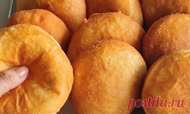 Невероятно пышные, почти как настоящие пончики пирожки с вкусной, необычной начинкой, получаются далеко не всех и всегда с первого раза. Покажем как это исправить: хитрость здесь в тесте. При правильном рецепте оно получится легким, как облако: в нем сочетаются и аппетитная корочка, и воздушность. 

Ингредиенты для теста: 
мука 1 кг 
молоко 300 мл 
вода 200 мл 
сливочное масло 70 г 
сахар 1 с.л 
соль 1.5 ч.л 
дрожжи 1 с.л 
яйцо 1 шт 
Для начинки: 
картофель 3 шт( 540г) 
мо...
