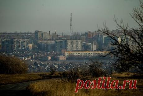 В ДНР заявили об оперативном окружении Артемовска. Российские войска смыкают кольцо вокруг Артемовска (украинское название — Бахмут), город в оперативном окружении, заявил помощник главы ДНР Ян Гагин. По его словам, сейчас ведутся бои за контроль трассы «Часов Яр — Артемовск». Полковник ЛНР Виталий Киселев подтвердил, что город окружили с трех сторон.