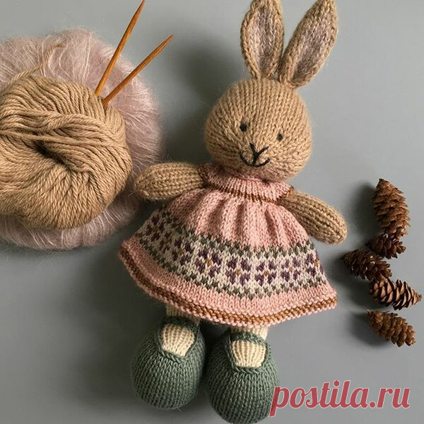 То, что вдохновляет: вязаные кролики в платьях от мастера @suzymarieknits. | Мир Вышивки | Яндекс Дзен