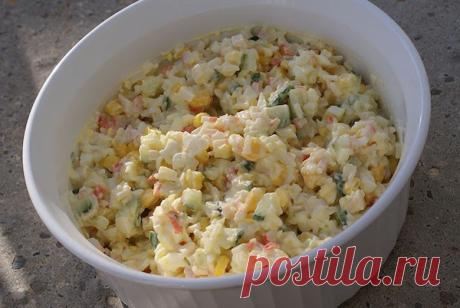 Салат с рисом, кукурузой и яйцом - Очень вкусно Сегодня приготовим простой, но сытный салатик для праздничного застолья! Чем-то салат уже напоминает всем известный «крабовый».