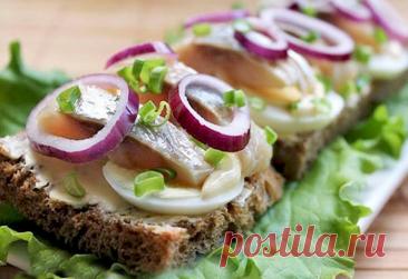 Бутерброды с плавленым сыром и сельдью Ингредиенты:
Филе слабосоленой сельди – 2 штПерепелиные яйца – 5 штЧерный хлебМайонезПлавленый сыр – 2 штУкроп – для украшения
 
Приготовление: 
Черный хлеб нарезаем квадратиками, корочку срезаем.Перепелиные яйца отварить вкрутую, остудить очистить, разрезать на половинки.Удалить из...