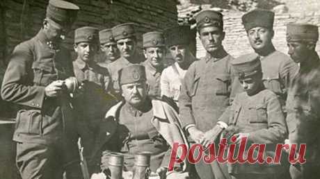 1920 Александропольский мирный договор подписан турецким правительством, турецким командующим Карабекир-пашой и после подписания договора армянские войска покидают Александрополь. В соглашении также говорится, что Турция должна защищать Армению, способствовать развитию Армении и сохранять суверенитет страны.
Однако они почти сразу отозвали свои письменные гарантии.Двумя днями позже Карабекир-паша потребовал список всех гражданских и государственных складов в Александрополе,а через несколько
