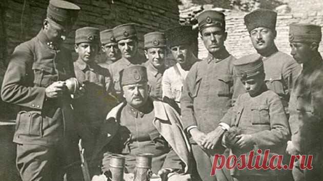 1920 Александропольский мирный договор подписан турецким правительством, турецким командующим Карабекир-пашой и после подписания договора армянские войска покидают Александрополь. В соглашении также говорится, что Турция должна защищать Армению, способствовать развитию Армении и сохранять суверенитет страны.
Однако они почти сразу отозвали свои письменные гарантии.Двумя днями позже Карабекир-паша потребовал список всех гражданских и государственных складов в Александрополе,а через несколько