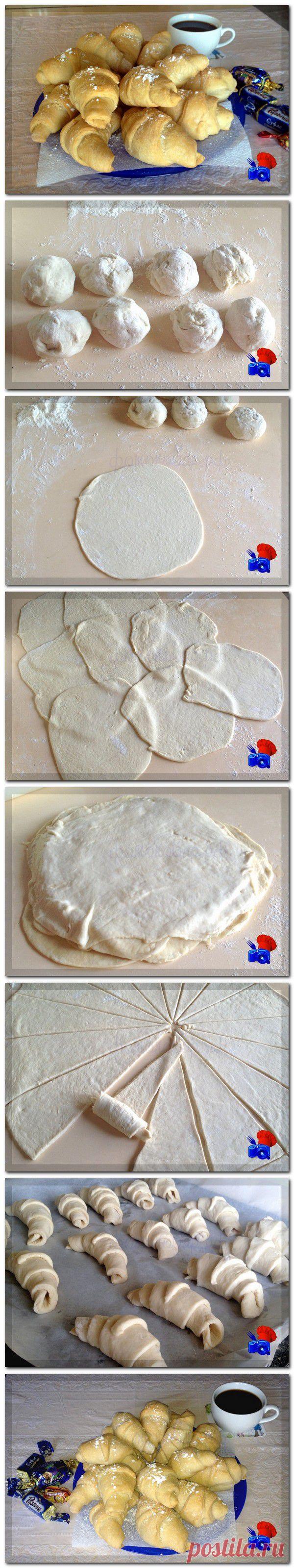 Название круассан появилось благодаря форме слоеной булочки: с французского croissant переводится как полумесяц. Наверное наш отечественный аналог - это рогалик :) Я решила порадовать своих домочадцев выпечкой, на этот раз это будут круассаны из слоеного теста. Тесто я приготовила самостоятельно при помощи хлебопечки. Читайте далее и вы научитесь делать самостоятельно слоеное тесто и выпекать из него на завтрак круассаны