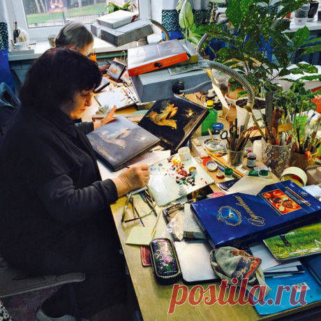 САМЫЕ КРАСИВЫЕ НАРОДНЫЕ ПРОМЫСЛЫ РЕГИОНОВ РОССИИ ♦️ ФЕДОСКИНО. ЛАКОВАЯ МИНИАТЮРА Здание фабрики под Мытищами, пережившее период славы в советские времена, смотрится грустным монстром. Трудности здесь с 2000-х: заказов мало, мастерам некому передать свои знания. Если приехать с визитом, покажут фабричный музей, цеха папье-маше, лакировки, росписи. Все художники женщины, самой старшей 73 года. Сюжеты для шкатулок придумывают сами. Коллег, рисующих запряженные лошадьми тройки, зовут «троечники».…