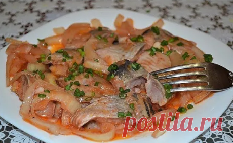 Вкусная селедка по корейски. 
Очень долго искала этот рецепт, но дело того стоило))) Попробуйте, не пожалеете.

Ингредиенты:

сельдь - 2шт. (замороженные или свежие) 
лук - 4шт. 
перец черный молотый - пол чайной ложки
перец красный молотый - пол чайной ложки 
соль - 1ст.ложка 
соус томатный - 1ст.ложка
уксус - 50-60мл. 
масло растительное - 125мл (рафинированное)

Приготовление:

Разделить селедки на филе, вытянув кости (шкуру не снимать). 
Полученное филе порезать кусочк...