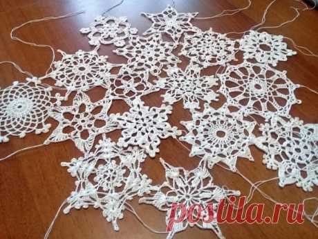 Crochet snowflakes set of 16 snowflakes handmade snowflakes Christmas decorations winter decor A SET OF 16 DIFFERENT WHITE CHRISTMAS SNOWS ON YELLOW OR HOW THE DECOR IS ON THE WALL dimensions; From 8 cm to 11 cm.  a set of snowflakes crocheted. cotton material Snowflakes are a wonderful decoration for your house in Christmas. You can use them as a gift or greeting card, hang them on a