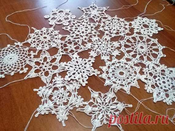 Crochet snowflakes set of 16 snowflakes handmade snowflakes Christmas decorations winter decor A SET OF 16 DIFFERENT WHITE CHRISTMAS SNOWS ON YELLOW OR HOW THE DECOR IS ON THE WALL dimensions; From 8 cm to 11 cm.  a set of snowflakes crocheted. cotton material Snowflakes are a wonderful decoration for your house in Christmas. You can use them as a gift or greeting card, hang them on a