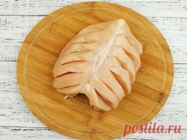ЗАПЕЧЕННАЯ КУРИНАЯ ГРУДКА. Предлагаю вам самый простой и эффектный рецепт приготовления куриной грудки. 4 простейших ингредиента и СЫТНОЕ, но НЕКАЛОРИЙНОЕ второе блюдо на вашем столе. Этот рецепт для ленивых обязательно пригодится всем, кто старается СКИНУТЬ ЛИШНИЙ ВЕС ПОСЛЕ ПРАЗДНИКОВ. Куриное филе — очень ценный диетический продукт. 

Ингредиенты
_____________

Куриное филе 2 шт. 
Болгарский перец 2 шт. 
Сметана 100 г 
Кетчуп 100 г 
Соль по вкусу Черный перец (молотый) п...