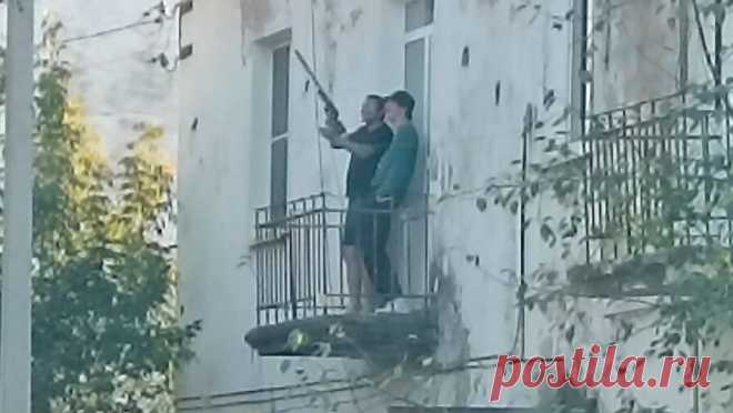 Двое россиян с балкона открыли огонь по прохожим. В Перми двое мужчин вышли на балкон и стреляли по прохожим. Об этом сообщил подписчик паблика "Плохие новости Пермь" во "ВКонтакте". Инцидент произошел 15 сентября в микрорайоне Гайва. На кадрах видно, как двое молодых ...