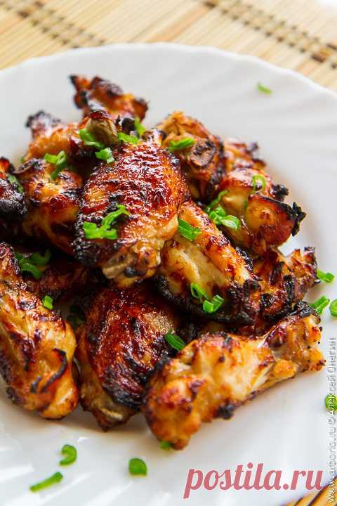 Рецепт куриных крылышек в соевом соусе - Кулинарные заметки Алексея Онегина Куриные крылышки в соевом соусе с мёдом и хрустящей корочкой - пошаговый рецепт в духовке с маринадом, соусом и советами по приготовлению.