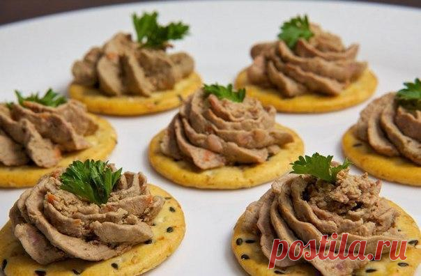 Это коронное блюдо моей крестной мамы: Нежный Паштет из куриной печени Эта нежнейшая закуска гораздо вкуснее, чем любой покупной паштет.