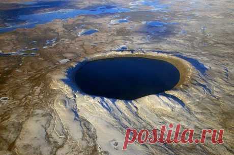 На дальнем севере Квебека, в провинции Канады, лежит исключительное чудо природы - круглое озеро в синих водах закрытых в стенах древнего, но хорошо сохранившийся метеоритного кратера.