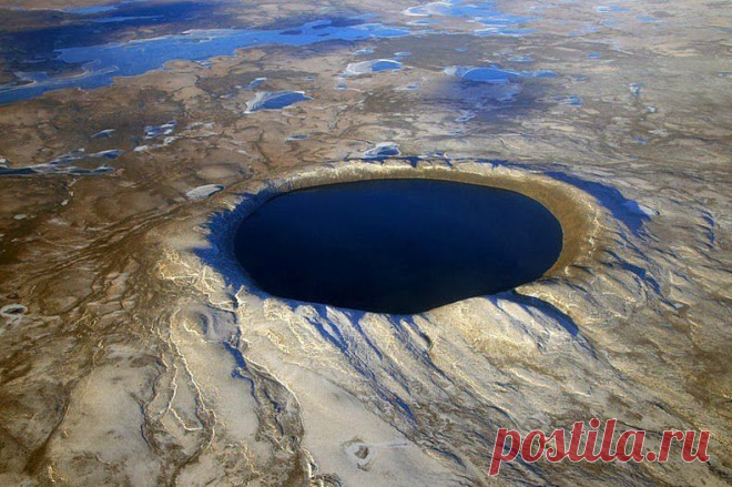 На дальнем севере Квебека, в провинции Канады, лежит исключительное чудо природы - круглое озеро в синих водах закрытых в стенах древнего, но хорошо сохранившийся метеоритного кратера.