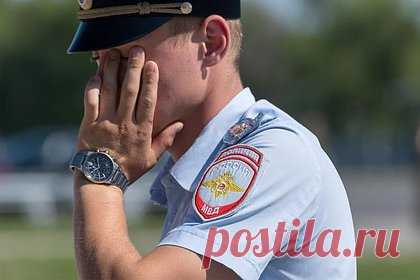 Российского бизнесмена обвинили в поставке некачественных рубашек для МВД. Следственный комитет России (СКР) завершил расследование уголовного дела в отношении бизнесмена Бориса Ляшука, обвиняемого в мошенничестве при поставке форменного обмундирования сотрудникам МВД. При пошиве одежды использовались некачественные нити, вследствие чего ведомство получило 350 тысяч бракованных рубашек.