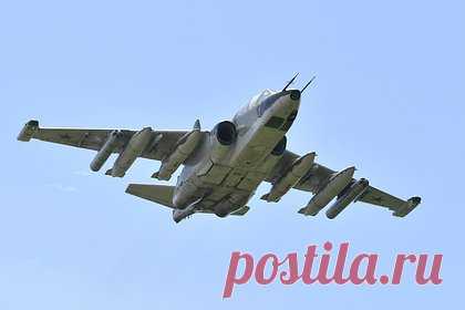 Минобороны назвало предварительную причину крушения Су-25 в Ейске. Причиной крушения штурмовика Су-25 в Краснодарском крае мог стать отказ двигателя. Об этом сообщили в пресс-службе Южного военного округа. О падении в воду российского штурмовика около одного из пляжей Ейска стало известно ранее 17 июля. Позднее информацию подтвердил кубанский оперштаб.