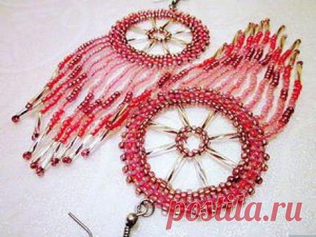 Видео мастер-класс: серьги из бисера «Ловцы снов» В этом видео хочу показать, как я делаю серьги «Ловцы снов». Серьги получаются очень красивыми! Да и кулон можно сделать по этому же принципу. Любители таких штучек оценят всю прелесть и простоту выполнения работы :) P.S. Если не присоединять висюльки и изменить цвет на желтый, получится долька лимона, а оранжевый — апельсинка :) Приятного просмотра!
