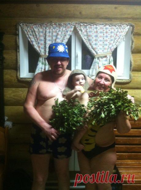 Если вы хотите научиться париться правильно, с максимальной пользой для здоровья, то банщик в нашей бане научит вас, как это делать. Парение – это особая процедура, которая подарит вам много здоровья. Максимально эффективно она пройдет с хорошо запаренным веником. Запарить веник по всем правилам способен банщик. Для этого применяются особые лечебные травы и эфирные масла, которые дарят еще и релаксацию при правильном парение.