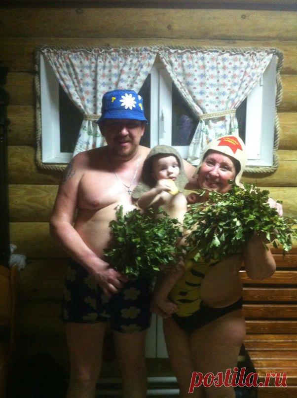 Если вы хотите научиться париться правильно, с максимальной пользой для здоровья, то банщик в нашей бане научит вас, как это делать. Парение – это особая процедура, которая подарит вам много здоровья. Максимально эффективно она пройдет с хорошо запаренным веником. Запарить веник по всем правилам способен банщик. Для этого применяются особые лечебные травы и эфирные масла, которые дарят еще и релаксацию при правильном парение.