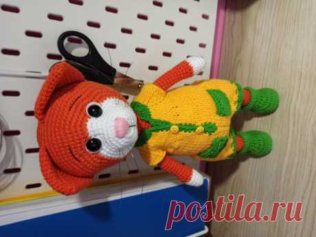 PDF Котёнок Малыш крючком. FREE crochet pattern; Аmigurumi toy patterns. Амигуруми схемы и описания на русском. Вязаные игрушки и поделки своими руками #amimore - большие котята из обычной пряжи, котик в комбинезоне, кот, кошка, кошечка, котёнок.