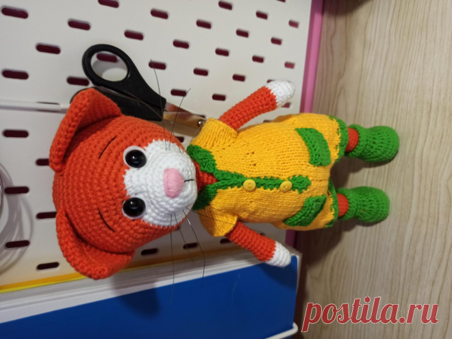 PDF Котёнок Малыш крючком. FREE crochet pattern; Аmigurumi toy patterns. Амигуруми схемы и описания на русском. Вязаные игрушки и поделки своими руками #amimore - большие котята из обычной пряжи, котик в комбинезоне, кот, кошка, кошечка, котёнок.